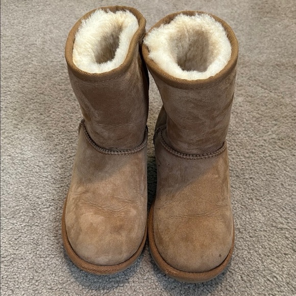 UGG Classic Tan Boots with Shearling Lining - Picture 1 of 9